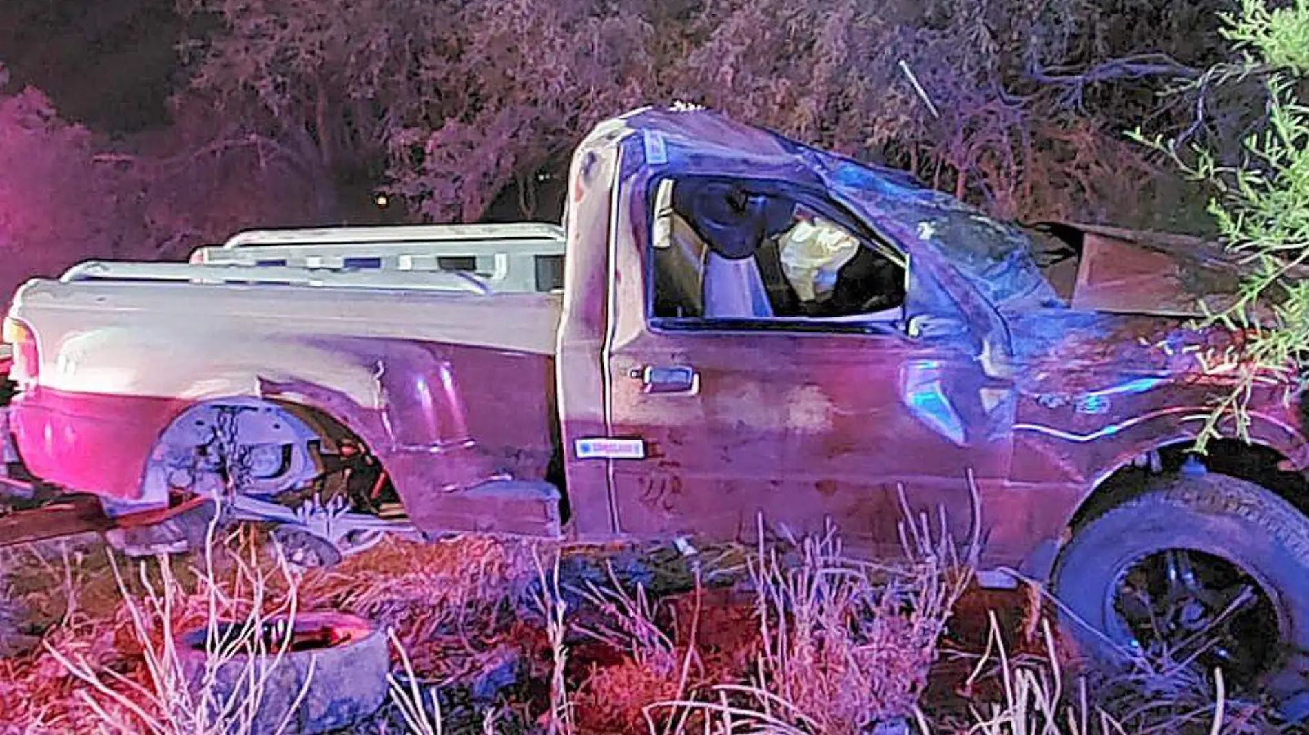 Camioneta destrozada por choque